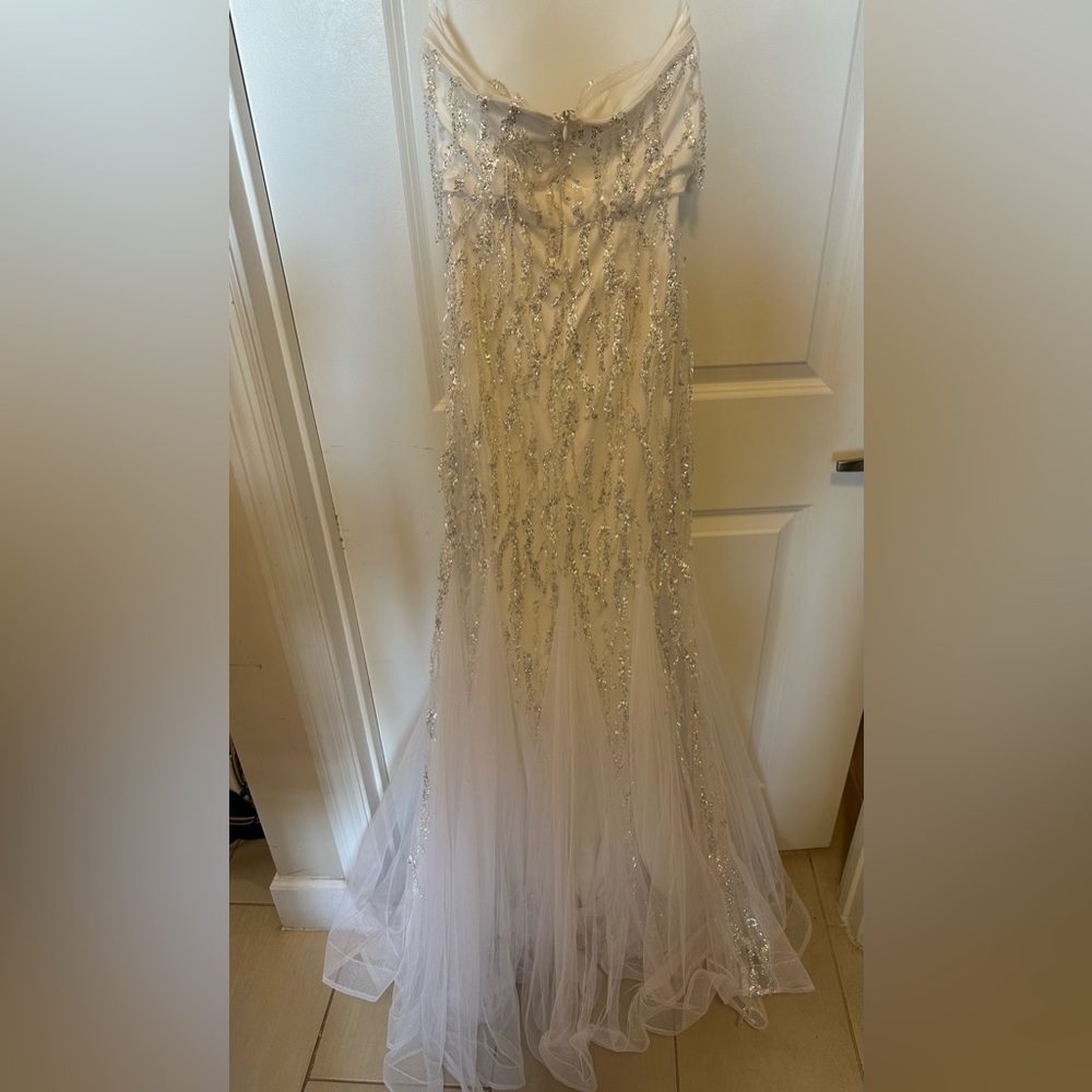 Chic White Dress with Silver sequin.  size small. NWT - Picture 4 of 9